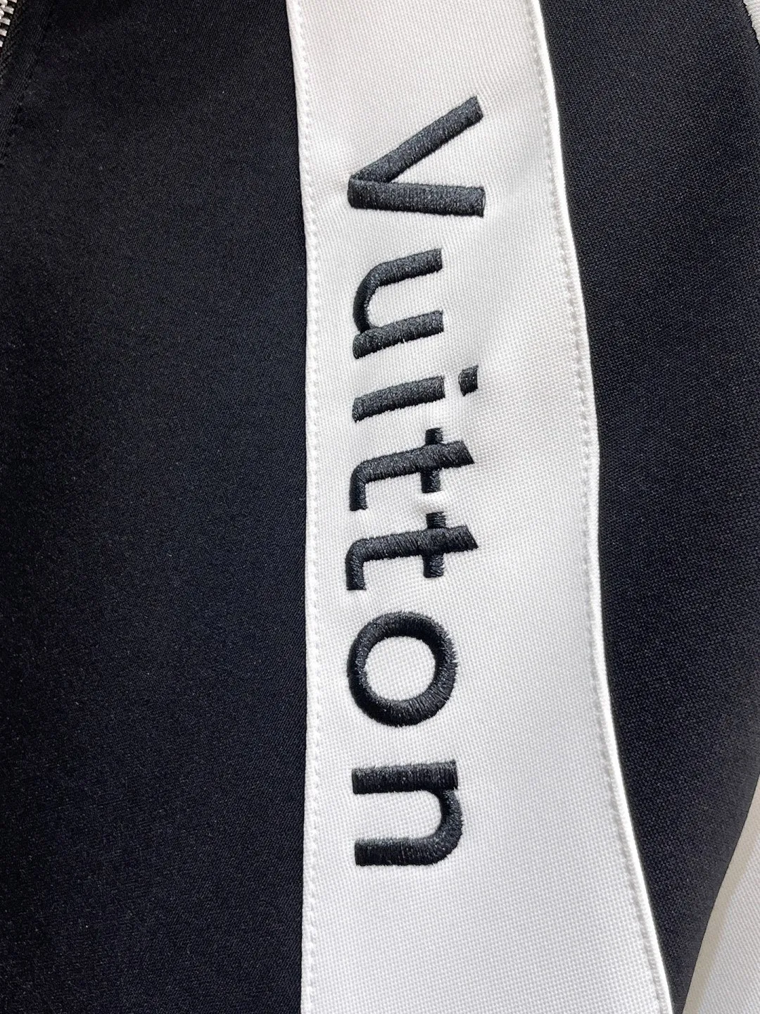 🅿️720 [LV Louis Vuitton] hot-selling suit is coming. Focus on the original version of the official website. 2025 new hot-selling cardigan and sweatshirt suit. The original order is the best. 🇭🇰The meticulous work of top designers. Just for a fitting and perfect upper body effect. All-natural high-quality Tencel Roman cotton 100%, close-fitting comfort, noble and elegant! Original hardware embodies elegance and nobility! Counter size: M-3XL (maximum wear up to 190 pounds)